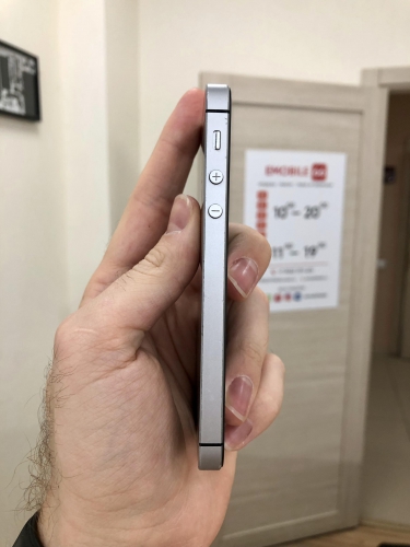 Apple iPhone SE 32Gb Space Gray б/у